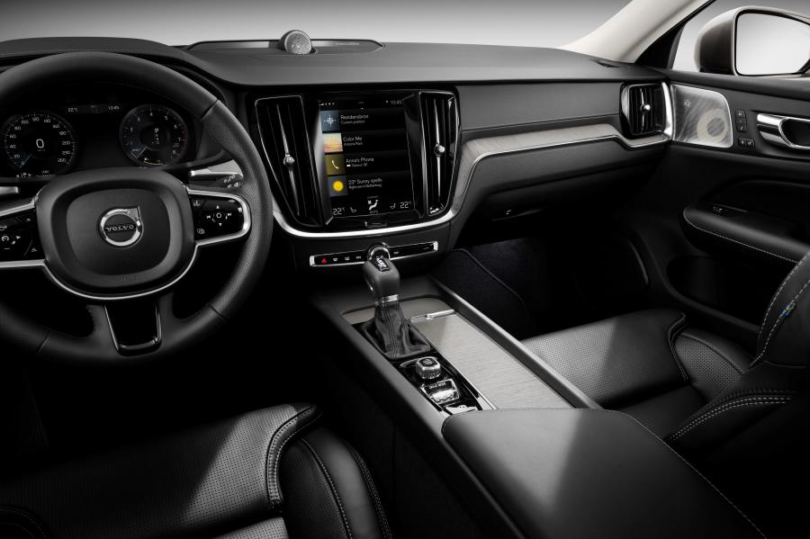 Интерьер Volvo V60 T6 Inscription 2018 года  (WW) (фото 2 из 53)